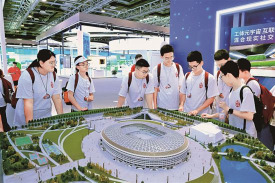  学生参观中关村国家自主创新示范区展示交易中心中文区中文字幕免费看。资料图片